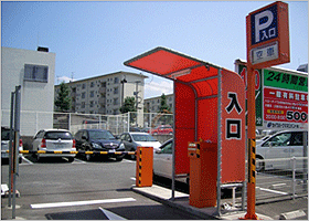 ゲート式・平面駐車場（ゲート部分拡大）